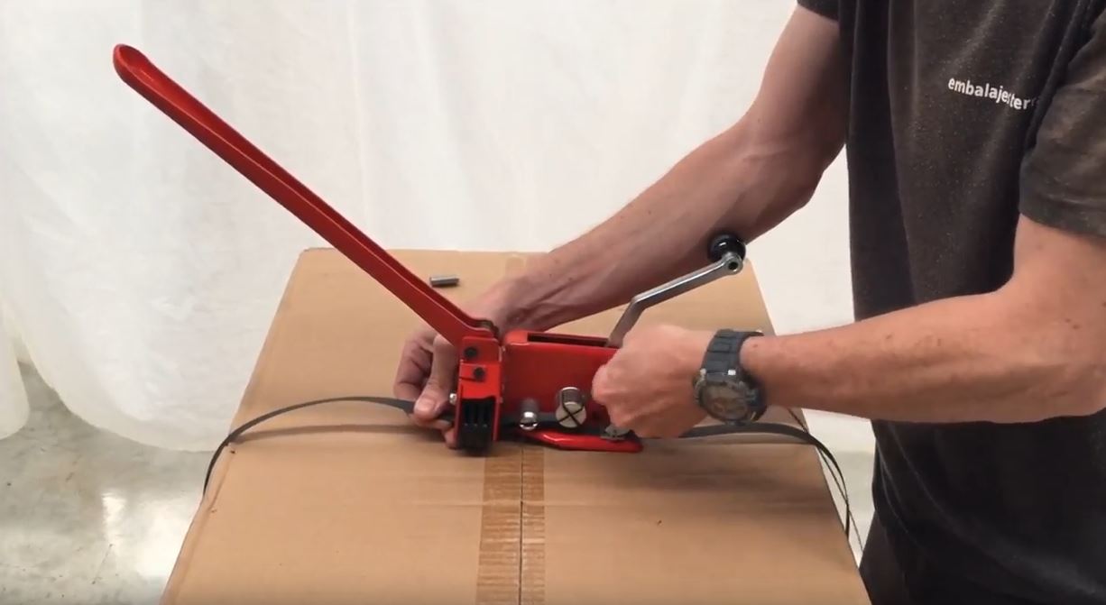 ¿Qué tipo de flejadora manual necesito y cómo debo utilizarla?