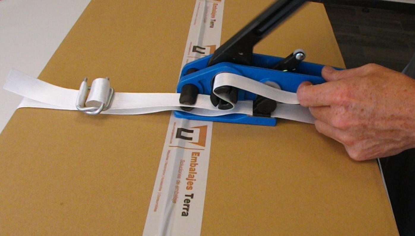 Flejado con un tensor de fleje manual, ventajas y uso