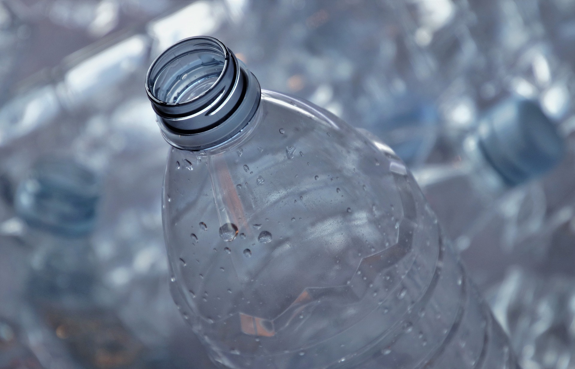 Lidl crea la primera botella de agua r-Pet y marca propia con la que ahorrará 185 toneladas de plásticos anuales.