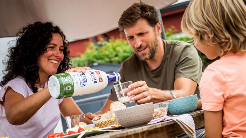 Pascual crea la primera botella de origen vegetal para su marca de leche