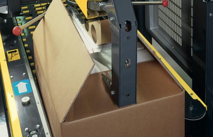 ¿Cuándo es recomendable una precintadora semiautomática de cajas?
