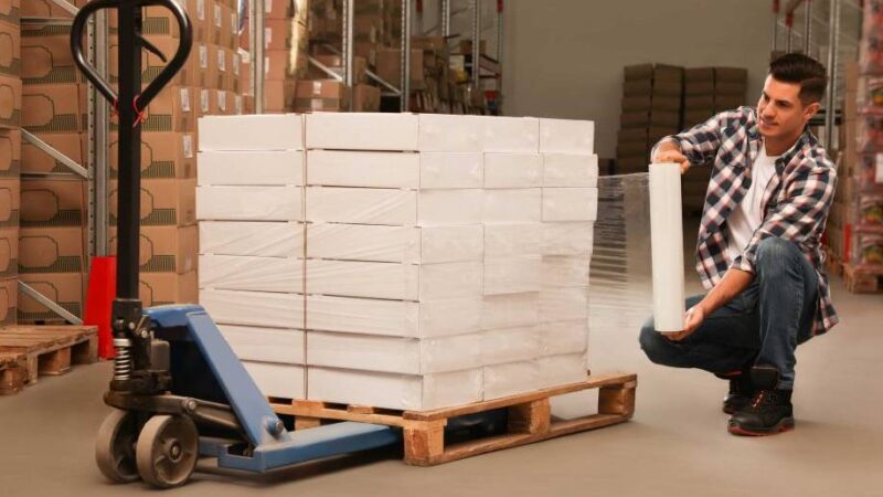 ¿Qué es y cómo se utiliza una envolvedora de palets manual?