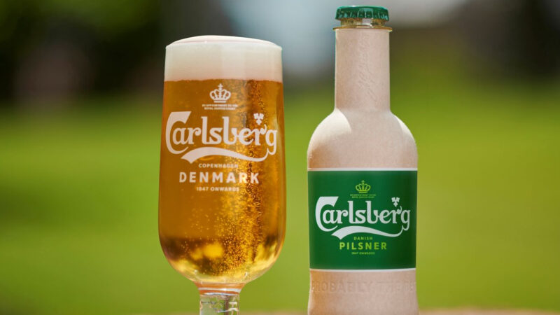 Carlsberg crea una botella 100% reciclable y de base biológica