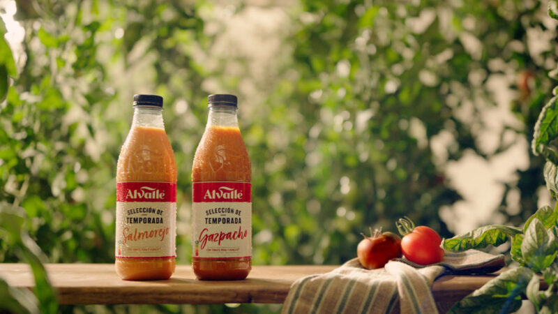 Alvalle presenta una nueva botella rPET para su gazpacho y salmorejo.