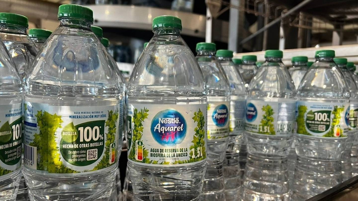 Nestle alcanza el 100% de plástico reciclado en sus envases más utilizados de agua