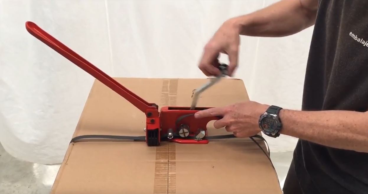 Uso flejadora manual paso 4